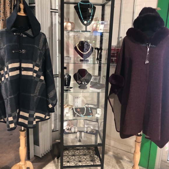 Cape - Picture 2 of 2